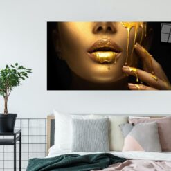 Alternative view of Goldenlip women close-up